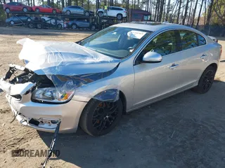 2016 Volvo S60 T5 Drive-E Premier z VIN YV126MFKXG1395519, wystawiony jako IAAI lot #41488969 z przebiegiem 109 130 mil mil oraz . Historia ofert i sprzedaży dostępna na DreamBid. Obrazek 16.