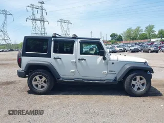 2014 Jeep Wrangler Unlimited Sport z VIN 1C4BJWDG6EL115627, wystawiony jako IAAI lot #42245390 z przebiegiem 121 944 mil mil oraz . Historia ofert i sprzedaży dostępna na DreamBid. Obrazek 14.