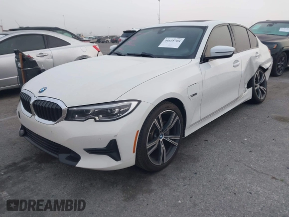 2022 BMW 3 Series 330e with VIN 3MW5P7J04N8C40865, listed as a IAAI auction lot 41635704 with 44,929 mi miles. Bid and sale history available at carsss.com. Image 17.