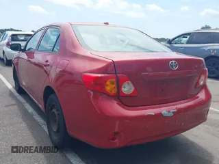 2009 Toyota Corolla z VIN JTDBL40E299070028, wystawiony jako IAAI lot #42684280 z przebiegiem 126 456 mil mil oraz . Historia ofert i sprzedaży dostępna na DreamBid. Obrazek 3.
