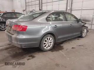 2013 Volkswagen Jetta SE z VIN 3VWDP7AJ3DM438881, wystawiony jako IAAI lot #41640177 z przebiegiem 153 129 mil mil oraz . Historia ofert i sprzedaży dostępna na DreamBid. Obrazek 4.