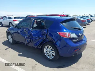 2013 Mazda 3 i Touring z VIN JM1BL1L81D1708796, wystawiony jako IAAI lot #42179958 z przebiegiem 95 467 mil mil oraz . Historia ofert i sprzedaży dostępna na DreamBid. Obrazek 3.