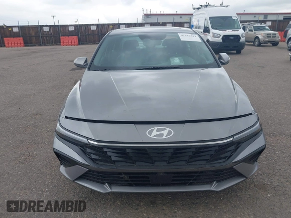 2025 Hyundai Elantra SEL Convenience z VIN KMHLS4DG4SU925278, wystawiony jako IAAI lot #42520321 z przebiegiem 13 936 mil mil oraz . Historia ofert i sprzedaży dostępna na DreamBid. Obrazek 12.
