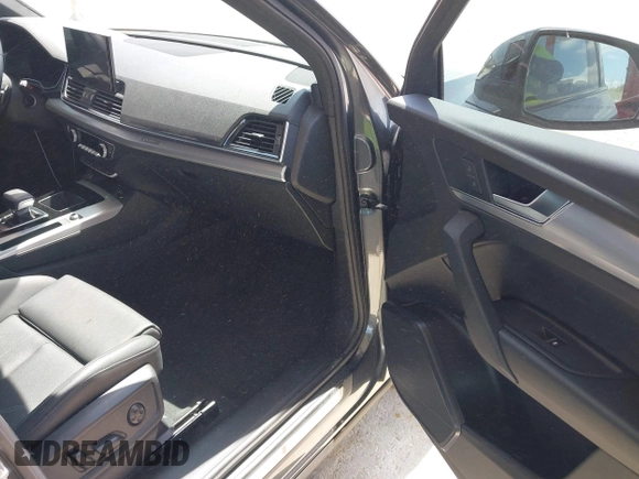 2024 Audi Q5 S line Premium z VIN WA1GAAFY5R2109175, wystawiony jako IAAI lot #41938991 z przebiegiem 7133 mil mil oraz . Historia ofert i sprzedaży dostępna na DreamBid. Obrazek 5.