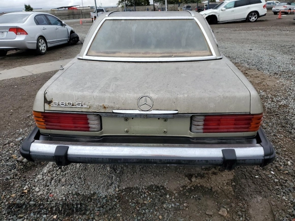 1982 Mercedes-Benz 380 SL z VIN WDBBA45A7CB016184, wystawiony jako Copart lot #72085954 z przebiegiem 251 411 mil mil oraz Szkoda całkowita • Salvage title. Historia ofert i sprzedaży dostępna na DreamBid. Obrazek 6.