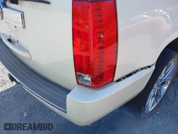 2009 Cadillac Escalade z VIN 1GYFK53219R121847, wystawiony jako IAAI lot #41818934 z przebiegiem 132 293 mil mil oraz . Historia ofert i sprzedaży dostępna na DreamBid. Obrazek 17.