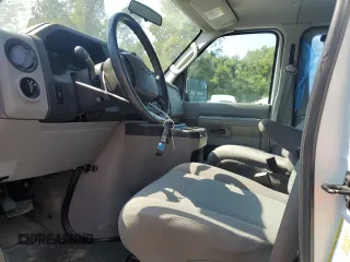 2013 Ford Econoline Passenger XL z VIN 1FBSS3BL2DDB19697, wystawiony jako Copart lot #65953484 z przebiegiem 111 055 mil mil oraz Szkoda całkowita • Salvage title. Historia ofert i sprzedaży dostępna na DreamBid. Obrazek 7.
