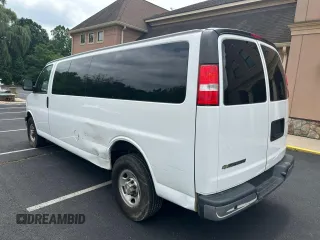2021 Chevrolet Express Passenger LS z VIN 1GAZGNFPXM1170072, wystawiony jako Copart lot #64797015 z przebiegiem 273 908 mil mil oraz Czysty tytuł • Clean title. Historia ofert i sprzedaży dostępna na DreamBid. Obrazek 2.