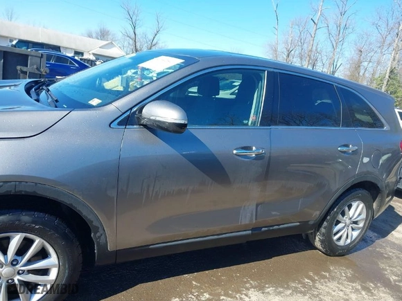 2017 Kia Sorento LX with VIN 5XYPG4A33HG209703, listed as a IAAI auction lot 41542541 with 112,708 mi miles. Bid and sale history available at carsss.com. Image 14.