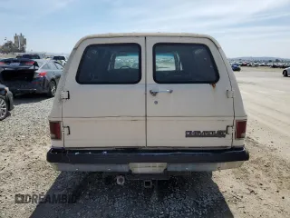 1989 Chevrolet Suburban z VIN 1GNGR26N6KF150544, wystawiony jako Copart lot #50469335 z przebiegiem 21 480 mil mil oraz Czysty tytuł • Clean title. Historia ofert i sprzedaży dostępna na DreamBid. Obrazek 6.