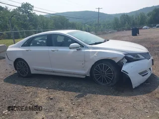 2016 Lincoln MKZ z VIN 3LN6L2JK8GR626690, wystawiony jako IAAI lot #42438226 z przebiegiem 51 678 mil mil oraz . Historia ofert i sprzedaży dostępna na DreamBid. Obrazek 13.