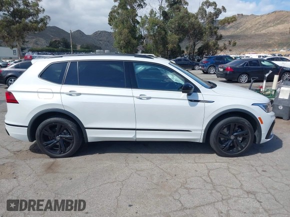 2023 Volkswagen Tiguan SE R-Line Black z VIN 3VVCB7AX3PM115373, wystawiony jako IAAI lot #42257944 z przebiegiem 22 316 mil mil oraz . Historia ofert i sprzedaży dostępna na DreamBid. Obrazek 13.
