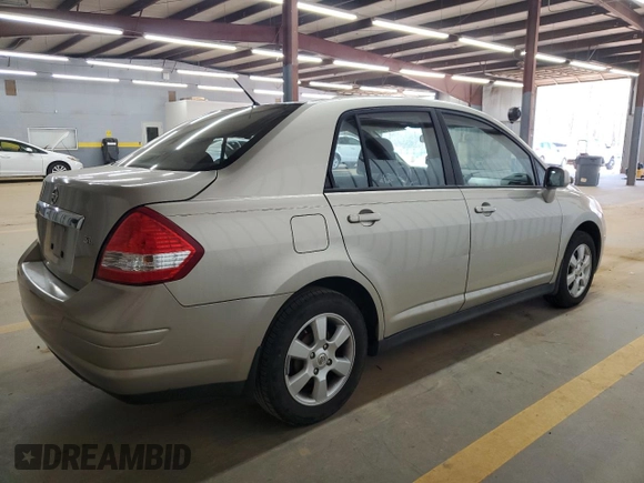 2009 Nissan Versa S z VIN 3N1BC11E69L406027, wystawiony jako Copart lot #50904135 z przebiegiem 163 718 mil mil oraz Szkoda całkowita • Salvage title. Historia ofert i sprzedaży dostępna na DreamBid. Obrazek 3.