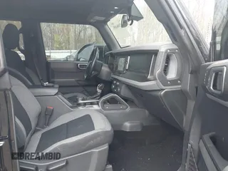 2022 Ford Bronco z VIN 1FMDE5BHXNLB17265, wystawiony jako IAAI lot #42106105 z przebiegiem 55 400 mil mil oraz . Historia ofert i sprzedaży dostępna na DreamBid. Obrazek 5.