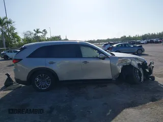 2025 Mazda CX-90 Preferred z VIN JM3KKBHDXS1224788, wystawiony jako IAAI lot #42007081 z przebiegiem 752 mil mil oraz . Historia ofert i sprzedaży dostępna na DreamBid. Obrazek 13.
