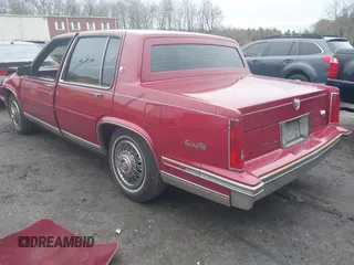 1988 Cadillac DeVille z VIN 1G6CD5159J4301436, wystawiony jako IAAI lot #42018046 z przebiegiem 227 421 mil mil oraz . Historia ofert i sprzedaży dostępna na DreamBid. Obrazek 3.