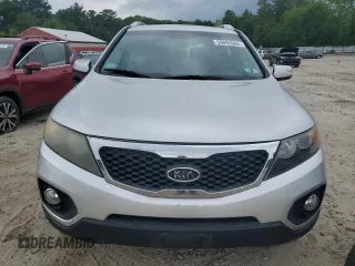 2011 Kia Sorento LX z VIN 5XYKTDA13BG115137, wystawiony jako Copart lot #59095065 z przebiegiem 263 537 mil mil oraz Czysty tytuł • Clean title. Historia ofert i sprzedaży dostępna na DreamBid. Obrazek 5.