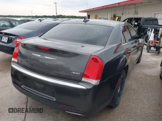 2015 Chrysler 300 Limited z VIN 2C3CCAAG1FH868278, wystawiony jako IAAI lot #42378551 z przebiegiem 133 165 mil mil oraz . Historia ofert i sprzedaży dostępna na DreamBid. Obrazek 4.