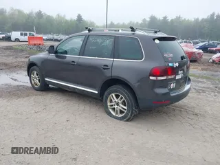 2008 Volkswagen Touareg V6 z VIN WVGBE77L98D001375, wystawiony jako IAAI lot #42265733 z przebiegiem 201 217 mil mil oraz . Historia ofert i sprzedaży dostępna na DreamBid. Obrazek 3.