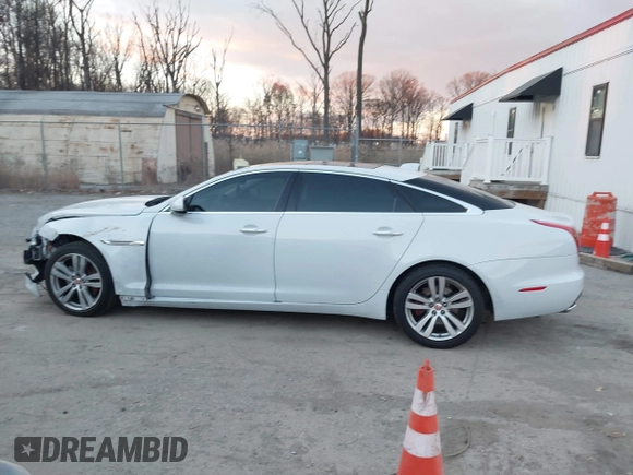 2017 Jaguar XJ with VIN SAJWJ2GD5H8W08395, listed as a IAAI auction lot 41014883 with 80,584 mi miles. Bid and sale history available at carsss.com. Image 14.