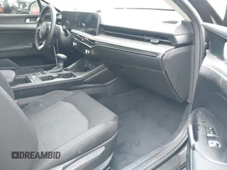 2025 Kia K5 LXS z VIN KNAG24J77S5316431, wystawiony jako IAAI lot #42072969 z przebiegiem 14 413 mil mil oraz . Historia ofert i sprzedaży dostępna na DreamBid. Obrazek 5.