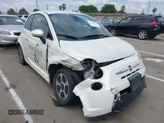 2018 FIAT 500e z VIN 3C3CFFGE9JT425578, wystawiony jako IAAI lot #42078476 z przebiegiem 29 592 mil mil oraz . Historia ofert i sprzedaży dostępna na DreamBid. Obrazek 1.