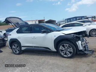 2024 Subaru Solterra Premium z VIN JTMABABA6RA053657, wystawiony jako IAAI lot #42451075 z przebiegiem 13 805 mil mil oraz . Historia ofert i sprzedaży dostępna na DreamBid. Obrazek 14.