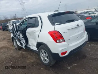 2020 Chevrolet Trax LS z VIN KL7CJKSB8LB085048, wystawiony jako IAAI lot #38242977 z przebiegiem 32 428 mil mil oraz . Historia ofert i sprzedaży dostępna na DreamBid. Obrazek 3.