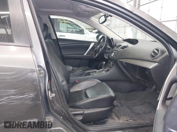 2011 Mazda 3 S Grand Touring z VIN JM1BL1M53B1432526, wystawiony jako IAAI lot #41670048 z przebiegiem 105 407 mil mil oraz . Historia ofert i sprzedaży dostępna na DreamBid. Obrazek 5.