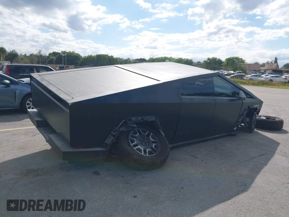 2024 Tesla Cybertruck z VIN 7G2CEHED5RA042424, wystawiony jako IAAI lot #41242343 z przebiegiem 1 222 mil mil oraz . Historia ofert i sprzedaży dostępna na DreamBid. Obrazek 4.