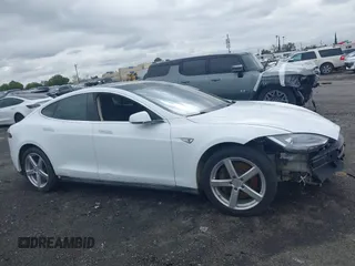 2013 Tesla Model S с VIN 5YJSA1CN0DFP31750, выставлен на аукционе IAAI как лот 41911343 с пробегом 209 664 миль миль и . История ставок и продаж доступна на DreamBid. Изображение 14.