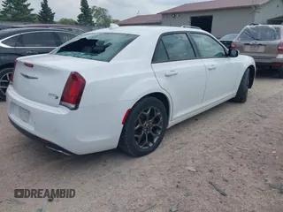 2015 Chrysler 300 S z VIN 2C3CCAGG1FH892300, wystawiony jako IAAI lot #42277909 z przebiegiem 102 538 mil mil oraz . Historia ofert i sprzedaży dostępna na DreamBid. Obrazek 4.