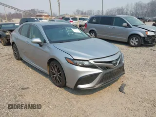 2022 Toyota Camry SE z VIN 4T1G11AKXNU686447, wystawiony jako IAAI lot #41908575 z przebiegiem 56 528 mil mil oraz . Historia ofert i sprzedaży dostępna na DreamBid. Obrazek 1.