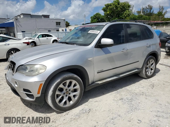 2013 BMW X5 xDrive35i z VIN 5UXZV4C5XD0B03182, wystawiony jako Copart lot #54906305 z przebiegiem 166 493 mil mil oraz Szkody całkowita. Historia ofert i sprzedaży dostępna na DreamBid. Obrazek 1.
