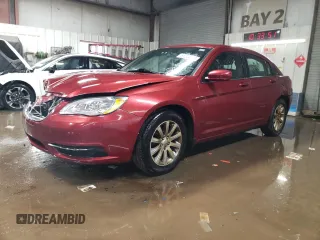 2011 Chrysler 200 Touring z VIN 1C3BC1FB1BN590296, wystawiony jako Copart lot #50044485 z przebiegiem 166 823 mil mil oraz Szkoda całkowita • Salvage title. Historia ofert i sprzedaży dostępna na DreamBid. Obrazek 1.