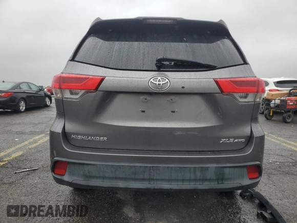 2017 Toyota Highlander XLE z VIN 5TDJZRFH0HS473742, wystawiony jako Copart lot #57229765 z przebiegiem 81 014 mil mil oraz Szkoda całkowita • Salvage title. Historia ofert i sprzedaży dostępna na DreamBid. Obrazek 6.