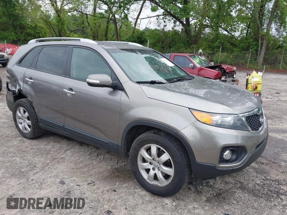 2013 Kia Sorento LX z VIN 5XYKT3A68DG386493, wystawiony jako IAAI lot #42102477 z przebiegiem 196 351 mil mil oraz . Historia ofert i sprzedaży dostępna na DreamBid. Obrazek 1.
