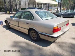 1995 BMW 5 Series 525i z VIN WBAHD6326SGK51720, wystawiony jako IAAI lot #41916040 z przebiegiem 232 337 mil mil oraz . Historia ofert i sprzedaży dostępna na DreamBid. Obrazek 3.