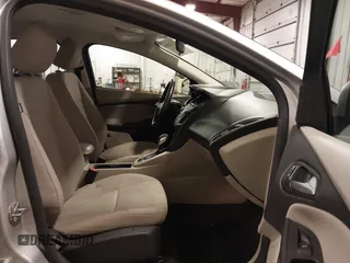 2017 Ford Focus SE z VIN 1FADP3F20HL245291, wystawiony jako IAAI lot #42194880 z przebiegiem 93 764 mil mil oraz . Historia ofert i sprzedaży dostępna na DreamBid. Obrazek 5.