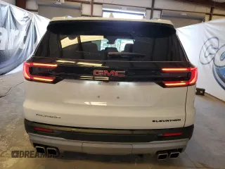 2025 GMC Acadia FWD Elevation z VIN 1GKENKRSXSJ146897, wystawiony jako Copart lot #51534375 z przebiegiem 8 358 mil mil oraz Czysty tytuł • Clean title. Historia ofert i sprzedaży dostępna na DreamBid. Obrazek 6.