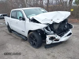 2021 Ram 1500 Big Horn z VIN 1C6SRFFT1MN721561, wystawiony jako IAAI lot #42017023 z przebiegiem 62 023 mil mil oraz . Historia ofert i sprzedaży dostępna na DreamBid. Obrazek 1.