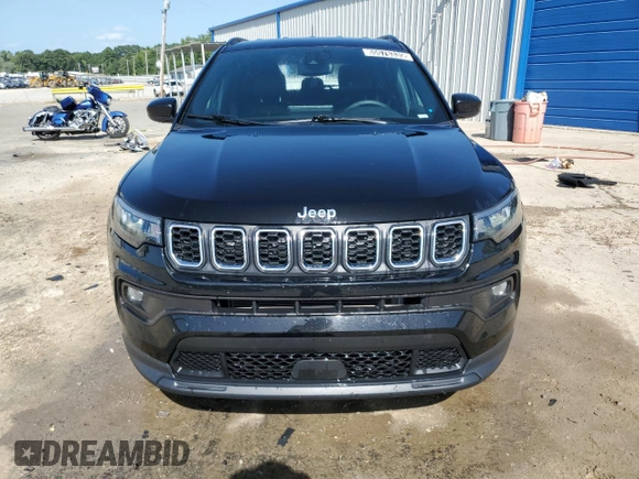 2024 Jeep Compass Latitude z VIN 3C4NJDBN2RT109871, wystawiony jako Copart lot #65576335 z przebiegiem 43 598 mil mil oraz Czysty tytuł • Clean title. Historia ofert i sprzedaży dostępna na DreamBid. Obrazek 5.