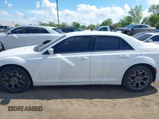 2015 Chrysler 300 S z VIN 2C3CCAGG6FH736320, wystawiony jako IAAI lot #42270198 z przebiegiem 131 549 mil mil oraz . Historia ofert i sprzedaży dostępna na DreamBid. Obrazek 14.