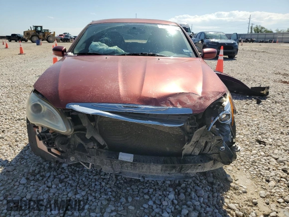 2011 Chrysler 200 Touring z VIN 1C3BC1FB3BN514191, wystawiony jako Copart lot #54098275 z przebiegiem 188 064 mil mil oraz Szkoda całkowita • Salvage title. Historia ofert i sprzedaży dostępna na DreamBid. Obrazek 5.