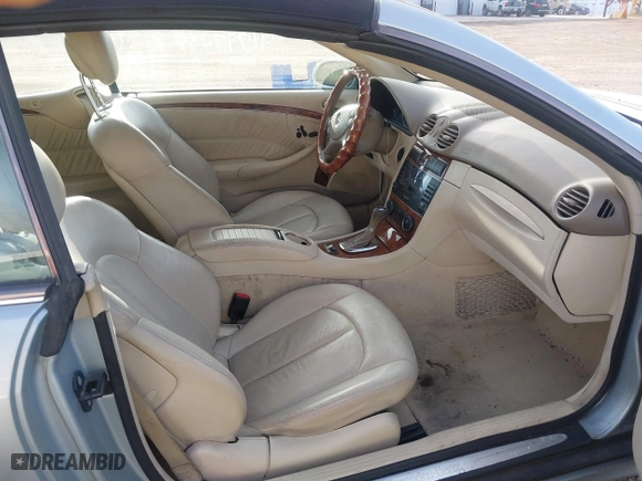 2007 Mercedes-Benz CLK-Class 3.5L with VIN WDBTK56F67F207689, listed as a IAAI auction lot 41797499 with 190,565 mi miles. Bid and sale history available at carsss.com. Image 5.