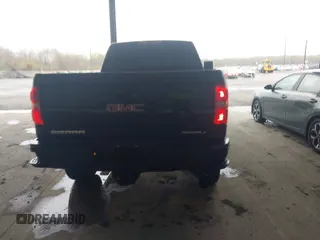 2017 GMC Sierra 2500HD Denali z VIN 1GT12UEY8HF222623, wystawiony jako IAAI lot #41985737 z przebiegiem 133 683 mil mil oraz . Historia ofert i sprzedaży dostępna na DreamBid. Obrazek 16.