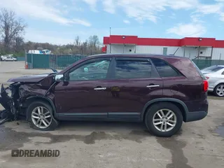 2015 Kia Sorento LX z VIN 5XYKT3A68FG594912, wystawiony jako IAAI lot #41911045 z przebiegiem 162 512 mil mil oraz . Historia ofert i sprzedaży dostępna na DreamBid. Obrazek 14.