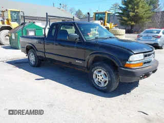 2002 Chevrolet S-10 LS with VIN 1GCDT19W528219000, listed as a IAAI auction lot 41971803 with 134,225 mi miles. Bid and sale history available at carsss.com. Image 1.