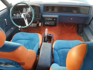 1984 Chevrolet Monte Carlo z VIN 1G1AZ37GXER137103, wystawiony jako Copart lot #74534514 z przebiegiem Nie podano mil oraz Tytuł czysty. Historia ofert i sprzedaży dostępna na DreamBid. Obrazek 8.