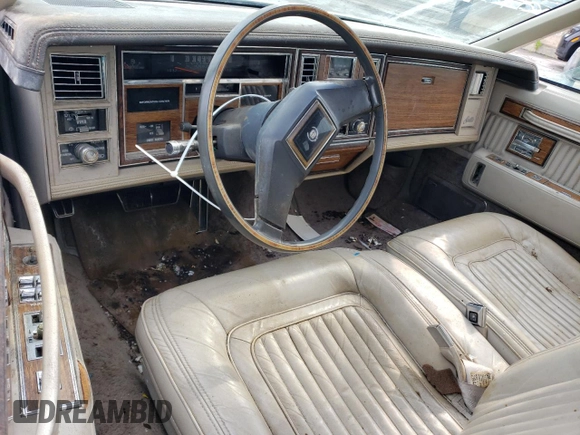 1983 Cadillac Seville z VIN 1G6AS6983DE800569, wystawiony jako Copart lot #62057784 z przebiegiem 50 322 mil mil oraz Czysty tytuł • Clean title. Historia ofert i sprzedaży dostępna na DreamBid. Obrazek 8.